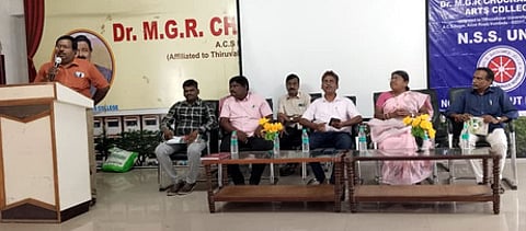 மின் வாரிய களப் பணியாளா்களுக்கான பாதுகாப்பு பயிற்சியில் பேசிய ஆரணி மின்வாரிய செயற்பொறியாளா் (பொ) சு.பத்மநாபன்.