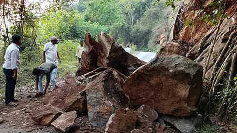 கெத்தை மலைப் பாதையில் விழுந்த பாறைகள்.