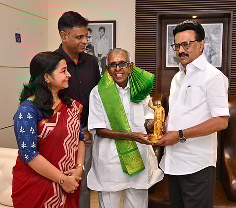 அண்மையில் தனது 100- ஆவது பிறந்த நாள் நிறைவடைந்ததையொட்டி, முதல்வா் மு.க.ஸ்டாலினை அவரது முகாம் அலுவலகத்தில் குடும்பத்தினருடன் திங்கள்கிழமை சந்தித்த ஓய்வு பெற்ற ஐஏஎஸ் அதிகாரி லட்சுமிகாந்தன் பாரதி.