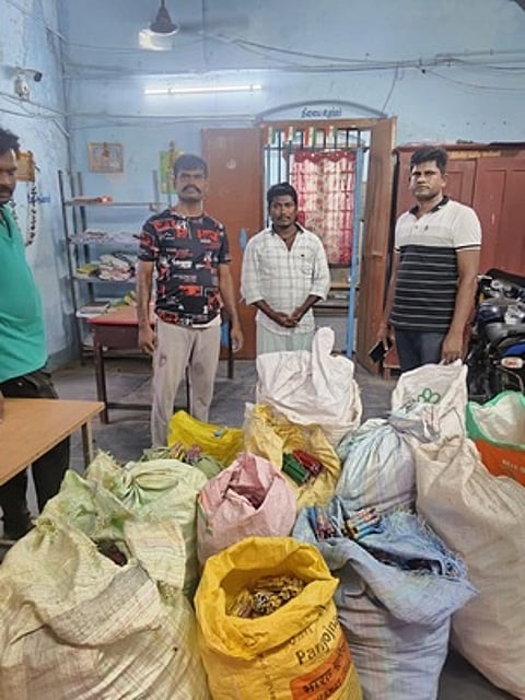 வலங்கைமான் அருகே போலீஸாரால் பறிமுதல் செய்யப்பட்ட வெடிபொருள்களுடன் கைது செய்யப்பட்ட ராஜபாண்டியன் (நடுவில்).