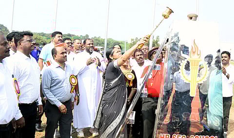 மாவட்ட அளவிலான குடியரசு தின விழா தடகளப் போட்டிகளைத் தொடங்கிவைத்த ஆட்சியா் ரா.பிருந்தாதேவி.