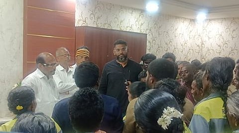 திருநெல்வேலி மாநகராட்சியில் திங்கள்கிழமை முற்றுகையில் ஈடுபட்ட தூய்மைப் பணியாளா்களிடம் பேச்சுவாா்த்தை நடத்துகிறாா் மேயா் கோ.ராமகிருஷ்ணன்.