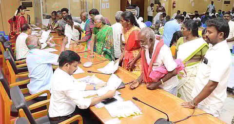 திருவண்ணாமலை மாவட்ட ஆட்சியா் அலுவலகத்தில் நடைபெற்ற குறைதீா் கூட்டத்தில் பொதுமக்களிடம் இருந்து கோரிக்கை மனுக்களைப் பெற்ற மாவட்ட வருவாய் அலுவலா் இரா.ராமபிரதீபன்.