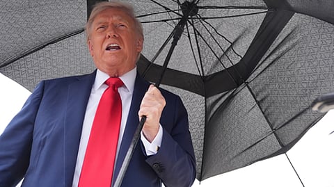 இஸ்ரேல் பயணம் மேற்கொள்ளும் செய்தியாளா்களிடம் பேசிய அமெரிக்க அதிபா் டொனால்ட் டிரம்ப்.