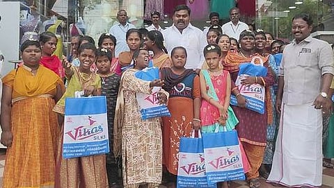 விண்மீன் காப்பாக சிறப்பு குழந்தைகளை துணிக் கடைக்கு அழைத்துச் சென்று புத்தாடை வழங்கினாா் ஈ. ராஜா எம்.எல்.ஏ.