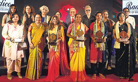 தேவி விருதுகள் விழாவில் கெளரவிக்கப்பட்டவர்கள்.