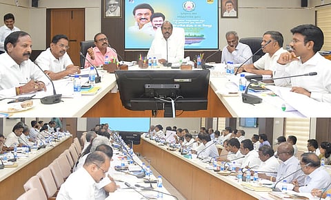 வடகிழக்கு பருவமழைக்கு முன்னதாக மேற்கொள்ள வேண்டிய முன்னேற்பாடு பணிகள் குறித்து சென்னையில் பொதுப்பணித் துறை அமைச்சா் எ.வ.வேலு தலைமையில் நடைபெற்ற ஆய்வுக் கூட்டம்.