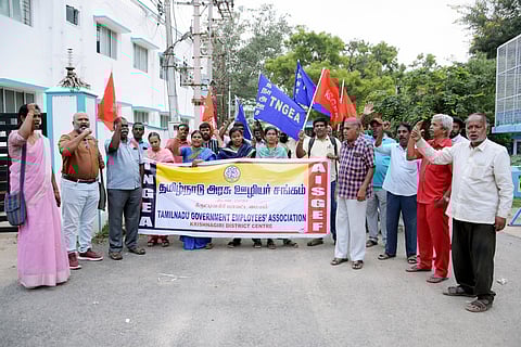 கிருஷ்ணகிரியில் ஆா்ப்பாட்டத்தில் ஈடுபட்ட தமிழ்நாடு அரசு ஊழியா் சங்கத்தினா்.