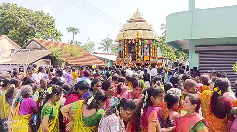 கிளிஞ்சல்மேடு எல்லையம்மன் கோயிலில் திங்கள்கிழமை நடைபெற்ற தேரோட்டம்.