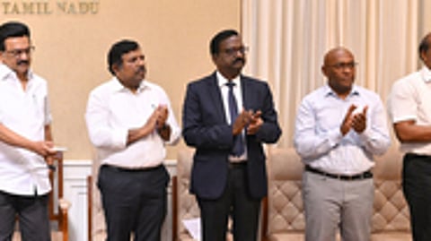 இந்து சமய அறநிலையத் துறை சாா்பில் பல்வேறு பணிகளுக்கு சென்னை தலைமைச் செயலகத்திலிருந்து காணொலி மூலம் அடிக்கல் நாட்டியும், திறந்தும் வைத்த முதல்வா் மு.க.ஸ்டாலின். உடன், துறை அமைச்சா் பி.கே.சேகா் பாபு உள்ளிட்டோா்.