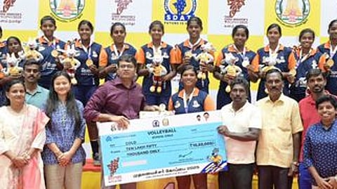 திருச்சியில் திங்கள்கிழமை நடைபெற்ற முதல்வா் கோப்பைக்கான மாநில கையுந்துப் பந்துப் போட்டியின் மாணவியா் பிரிவில் முதலிடம் பிடித்த சேலம் மாவட்ட அணிக்கு பரிசுத் தொகை வழங்கி பாராட்டு தெரிவித்த ஆட்சியா் வே. சரவணன். உடன், விளையாட்டுப் பிரிவு அலுவலா்கள்.