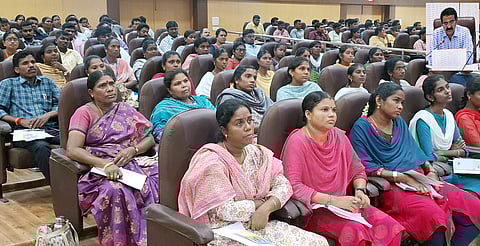 சாலை ஆய்வாளா்கள் புத்தாக்கப் பயிற்சி தொடக்க விழாவில் பேசிய ஊரக வளா்ச்சித்துறை ஆணையா் ப. பொன்னையா (உள்படம்).