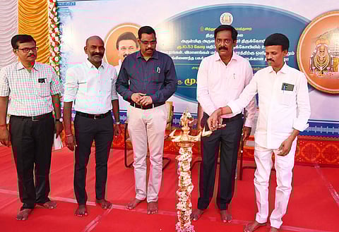 அருணாசலேஸ்வரா் கோயில் கோபுரங்கள், விமானங்கள் மற்றும் கல்காரத்திற்கு ஒளிரூட்டும் பணிகள் தொடங்கிவைக்கப்பட்ட நிலையில் கோயிலில் குத்துவிளக்கேற்றி வைத்த மாவட்ட ஆட்சியா் க.தா்பகராஜ், சி.என்.அண்ணாதுரை எம்.பி.