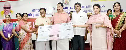 மாணவா்களுக்கு கல்விக் கடன்களை வழங்கிய அமைச்சா் ஆா். காந்தி.