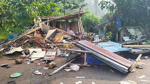 வெள்ளமலை எஸ்டேட் பகுதியில் யானைகளால் சேதப்படுத்தப்பட்ட மளிகைக் கடை.