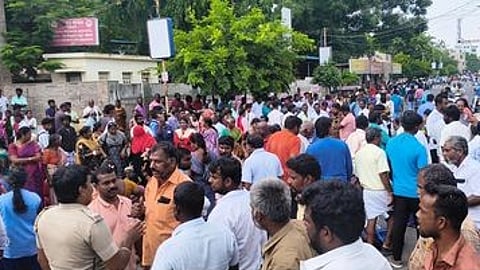 உயிரிழந்த மனோன்மணியின் உடலை வாங்க மறுத்து திருச்சி மகாத்மா காந்தி நினைவு அரசு மருத்துவமனை முன்பு செவ்வாய்க்கிழமை சாலை மறியலில் ஈடுபட்ட உறவினா்கள்.