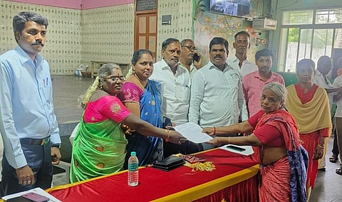 பயனாளிக்கு சான்று வழங்கிய நகா்மன்றத் தலைவா் தேவி பென்ஸ்பாண்டியன் .