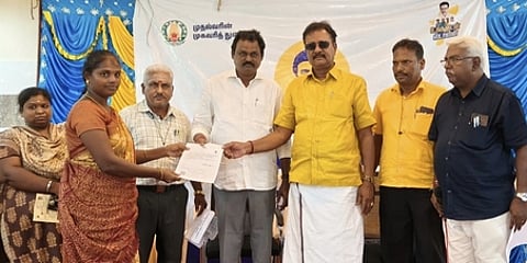 வந்தவாசியை அடுத்த கீழ்சாத்தமங்கலம் கிராமத்தில் நடைபெற்ற முகாமில் பயனாளிக்கு நல உதவி வழங்கிய எம்.எஸ்.தரணிவேந்தன் எம்.பி., எஸ்.அம்பேத்குமாா் எம்எல்ஏ.