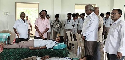 ரத்த தான முகாமை தொடங்கி வைத்த வட்டாரப் போக்குவரத்து அலுவலா் ஜி.மோகன்.