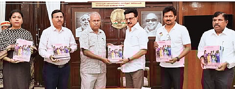மாநில திட்டக் குழு ஆய்வறிக்கைகளை, சென்னை தலைமைச் செயலகத்தில் செவ்வாய்க்கிழமை முதல்வர் மு.க.ஸ்டாலினிடம் வழங்கிய மாநில திட்டக் குழு செயல் துணைத் தலைவர் ஜெ.ஜெயரஞ்சன். உடன் அலுவல் சார் துணைத் தலைவர் உதயநிதி ஸ்டாலின், தலைமைச் செயலர் நா.முருகானந்தம், திட்டம் மற்றும் வளர்ச்சித் துறைச் செயலர் சஜ்ஜன் சிங் ரா சவான், மாநில திட்டக் குழு உறுப்பினர் செயலர் எஸ்.சுதா.