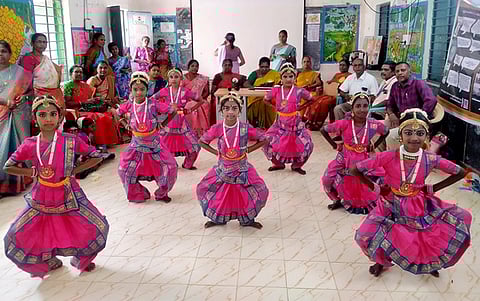 கலைத்திருவிழா நடனப் போட்டியில் பங்கேற்ற பள்ளி மாணவிகள்.