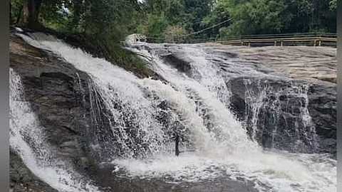 பலத்த மழை காரணமாக கும்பக்கரை அருவியில் ஏற்பட்ட வெள்ளப் பெருக்கு.