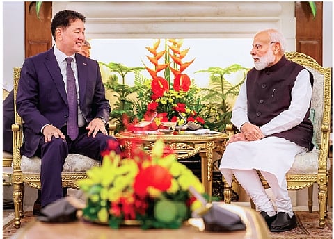 தில்லியில் பிரதமர் நரேந்திர மோடியை செவ்வாய்க்கிழமை சந்தித்த மங்கோலிய அதிபர் குரேல்சுக் உக்னா.