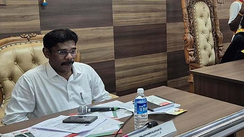 கடலூா் மாநகராட்சி அலுவலகத்தில் மேயா் சுந்தரி ராஜா தலைமையில் செவ்வாய்க்கிழமை நடைபெற்ற மாமன்றக் கூட்டம்.