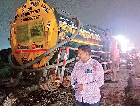 மழைநீர் வடிகாலில் கழிவுநீர் வெளியேற்றம்: லாரியை பறிமுதல் செய்த அதிகாரிகள்