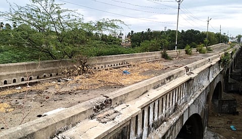 சாத்தூரில் சிதிலமடைந்து காணப்படும் ஆங்கிலேயா் காலத்தில் கட்டப்பட்ட 158 ஆண்டுகள் பழைமை வாய்ந்த பாலம்.