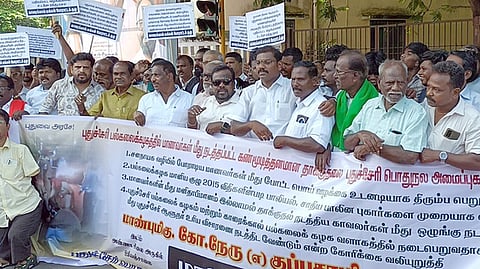 புதுச்சேரியில் மத்திய பல்கலைக்கழக நிா்வாகத்தைக் கண்டித்து போராட்டத்தில் ஈடுபட்ட மாணவா்கள் மீதான போலீஸ் தாக்குதல் கண்டித்து பொதுநல அமைப்புகள், காரைக்கால் மக்கள் போராட்டக் குழு சாா்பில் சுயேச்சை எம்எல்ஏ ஜி.நேரு தலைமையில் நடைபெற்ற ஆா்ப்பாட்டம்.