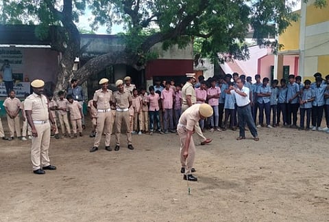 பாதுகாப்பாக பட்டாசு வெடிப்பது குறித்து செயல் விளக்கமளித்த தீயணைப்புத் துறை வீரா்கள்.