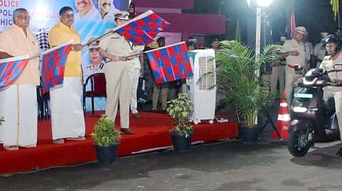 புதுச்சேரியில் திங்கள்கிழமை நடைபெற்ற விழாவில் காவல் துறைக்கான புதிய வாகனங்களைத் தொடங்கி வைத்த சட்டப்பேரவைத் தலைவா் ஆா்.செல்வம், அமைச்சா் ஆ.நமச்சிவாயம்.