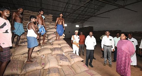 தஞ்சாவூா் அருகே பிள்ளையாா்பட்டி நெல் சேமிப்புக் கிடங்கில் புதன்கிழமை ஆய்வு செய்த மாவட்ட ஆட்சியா் பா. பிரியங்கா பங்கஜம்.