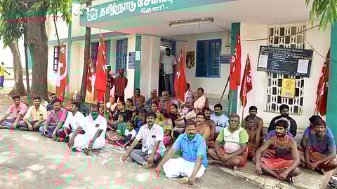 தேனியில் தமிழ்நாடு சேமிப்புக் கிடங்கு முன் புதன்கிழமை காத்திருப்பு போராட்டத்தில் ஈடுபட்ட சிஐடியூ தொழில் சங்கத்தினா்.