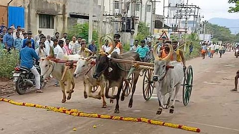 கம்பத்தில் புதன்கிழமை நடைபெற்ற இரட்டை மாட்டு வண்டிப் பந்தயத்தில் சீறிப் பாய்ந்து சென்ற காளைகள்.