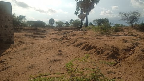 சேதமடைந்து காணப்படும் கால்வாய்.