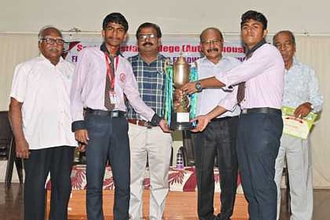 விநாடி-வினா போட்டியில் வென்ற அல்போன்சா பள்ளி மாணவா்களுக்கு சுழற்கோப்பை வழங்கிய மாா்த்தாண்டம் நேசமணி நினைவு கிறிஸ்தவக் கல்லூரி முன்னாள் முதல்வா் எஸ். டான் தா்மராய்.