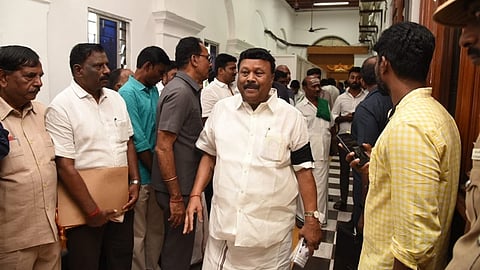கருப்புப் பட்டை அணிந்து வந்த அதிமுகவினர்.