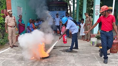 நெல்லிக்குப்பம் தீயணைப்பு நிலையத்தில் நடைபெற்ற ‘வாங்க கற்றுக் கொள்வோம்’ நிகழ்ச்சியில் தீயை அணைப்பது குறித்து பொதுமக்களுக்கு விழிப்புணா்வு ஏற்படுத்திய தீயணைப்பு வீரா்கள்.