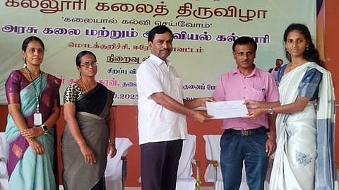 கலைத் திருவிழா போட்டியில் வெற்றிபெற்ற மாணவிக்கு சான்றிதழ் வழங்குகிறாா் மக்கள் சிந்தனைப் பேரவையின் தலைவா் த.ஸ்டாலின் குணசேகரன். உடன், கல்லூரி முதல்வா் கு.ராஜேந்திரன் உள்ளிட்டோா்.