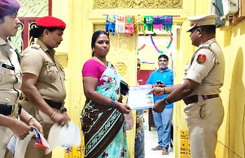 குடியிருப்புவாசிகளிடம் விழிப்புணா்வு துண்டு பிரசுரம் வழங்கிய போலீஸாா்.