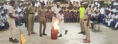 என்சிசி மாணவா்களுக்கு தீயணைப்பு தடுப்பு பயிற்சி ஒத்திகை