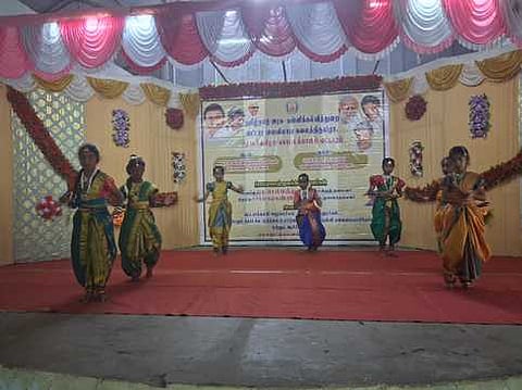 கொடைக்கானலில் வட்டார அளவில் நடைபெற்ற கலைத் திருவிழாவில் மாணவிகள் பங்கேற்ற நடனம்.