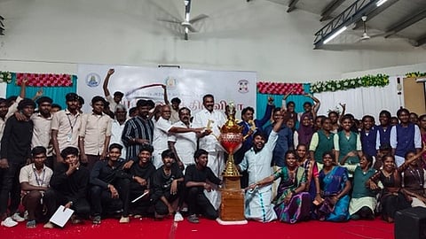 வெற்றி பெற்ற அணியினருக்கு பரிசுக் கோப்பையை வழங்கினாா் திமுக மாவட்ட பொறுப்பாளா் வே.ஜெயபாலன்.