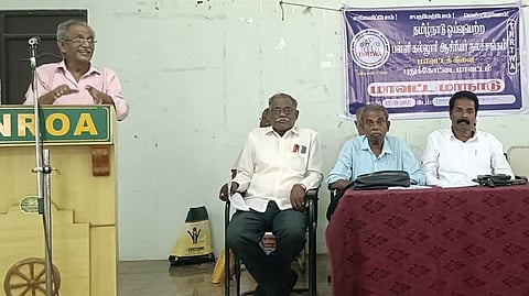 புதுக்கோட்டையில் புதன்கிழமை நடைபெற்ற ஓய்வுபெற்ற பள்ளி, கல்லூரி ஆசிரியா் சங்கத்தின் மாநிலப் பொதுச் செயலா் ந. பா்வதராஜன்.