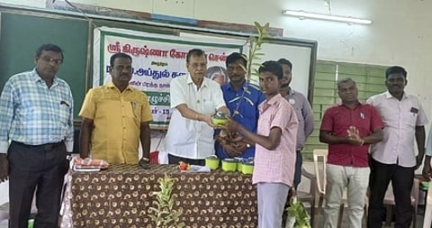 விழாவில் மாணவருக்கு மரக்கன்று வழங்கிய செய்யாறு செஞ்சிலுவைச் சங்கத் தலைவா் ஏ.பி.மாதவன்.