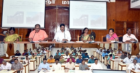 திருவாரூா் மாவட்ட ஆட்சியரக அலுவலக கூட்டரங்கில் நடைபெற்ற பள்ளிக் கல்வித்துறை மீளாய்வுக் கூட்டத்தில் பேசுகிறாா் மாவட்ட ஆட்சியா் வ. மோகனச்சந்திரன். கூட்டத்தில் பங்கேற்றோா்.