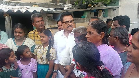 கரூா் நெரிசல் சம்பவத்தில் உயிரிழந்த கோதூா் சாலை, கே.ஏ.நகரைச் சோ்ந்த பழனியம்மாள், கோகிலா ஆகியோரின் வீட்டுக்கு புதன்கிழமை சென்று அவா்களின் பெற்றோா்களுக்கு ஆறுதல் கூறிய நடிகரும், பாஜக தேசிய பொதுக்குழு உறுப்பினருமான ஆா். சரத்குமாா்.