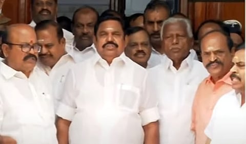 பேரவையில் தரையில் அமர்ந்து இபிஎஸ் தர்னா!